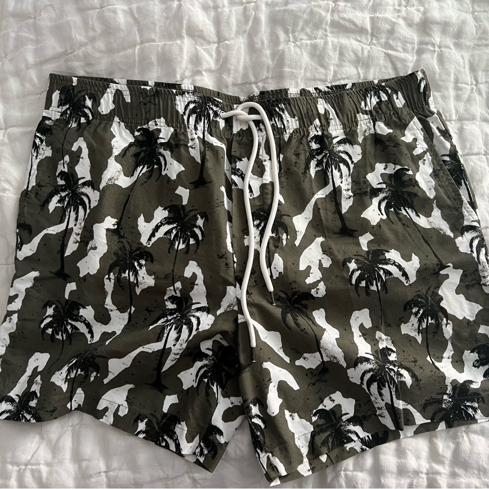 James Perse Men’s Camo Drawstring Shorts Size 4 or XL